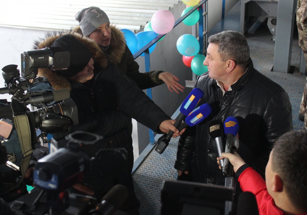 Необходимо отметить, что введенное производство на сегодня единственное в регионе. Предприятие уже принимает многочисленные заявки на производство и поставки качественного семенного материала от хозяйств района и области. Зернохранилище в селе Раздольное СКО и технологическая линия к нему - один из инвестиционных проектов, реализуемых при финансировании по линии Нацхолдинга КазАгро.