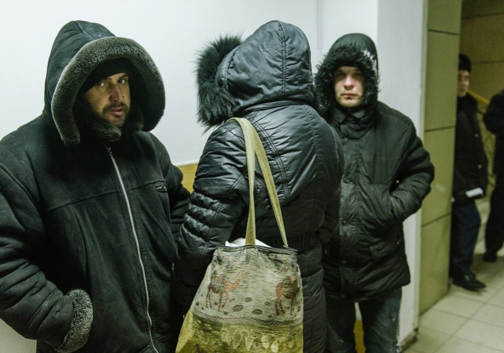 Ее супруг Алексей в отличие от жены на улице зимует уже не первый год. Но иногда, когда совсем тяжело, сам приходит в ночлежку. "Потому что устаешь: то в подъезде, то еще где-нибудь. Калым есть - пойдешь поешь горячее, раз на раз не приходится", - говорит мужчина.