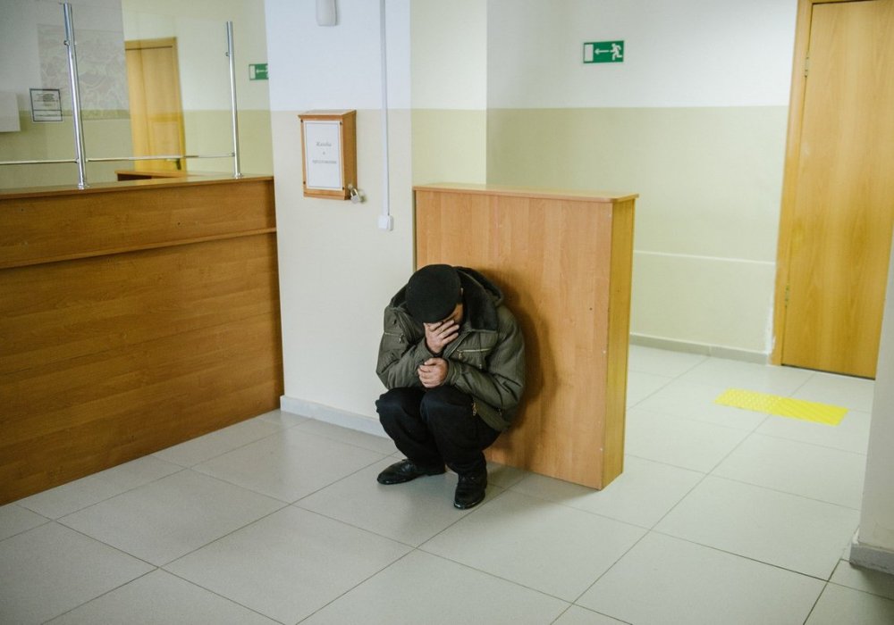 В основном лица прячут те, кто недавно на улице. Тот, кто уже, так сказать, со стажем, особенно камеры не смущается.