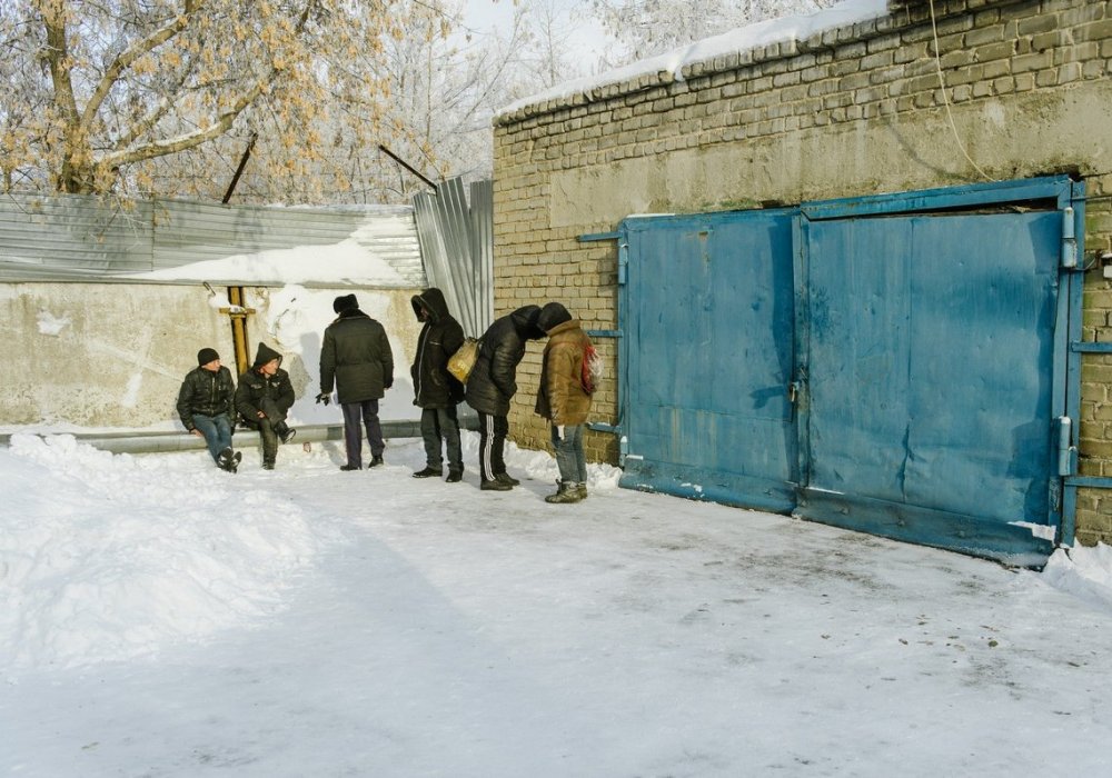 Среди доставленных в отделение сегодня был парень, у которого мать, так же как и он сам, живет на улице. Правда, мужчина заверил, что маму младший брат увез в поселок и теперь она живет нормальной жизнью.