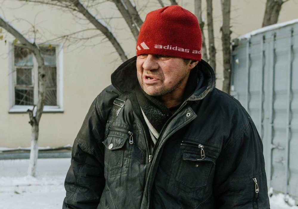Его старший товарищ заявил полицейскому, что в Центр социальной адаптации он не поедет. "Там только на три дня и все, пошел вон! Я туда и не поеду, я лучше буду на морозе", - говорит со знанием дела мужчина.