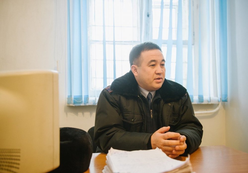 Задаем вопрос полицейским про "статистику", о которой говорили бездомные. "Они обманывают. Возможно, где-то подрабатывают, но в основном ведут бродяжнический образ жизни. Человек уже несколько раз был в Центре социальной адаптации, теперь не хочет туда, потому что там есть определенные условия", - объясняет начальник местной полицейской службы УВД района "Сарыарка" Азамат Садыков.