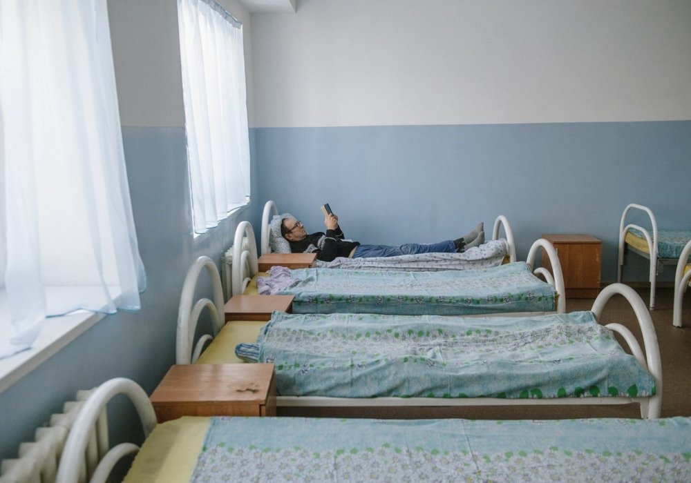 Как объясняют в самом учреждении, есть такая категория бездомных, которые любят волю, свободу, чтобы когда захочешь, можно было выпить. Такие свободолюбивые граждане обычно в летнее время в центре не появляются, но все-таки приходят сюда с наступлением холодов.