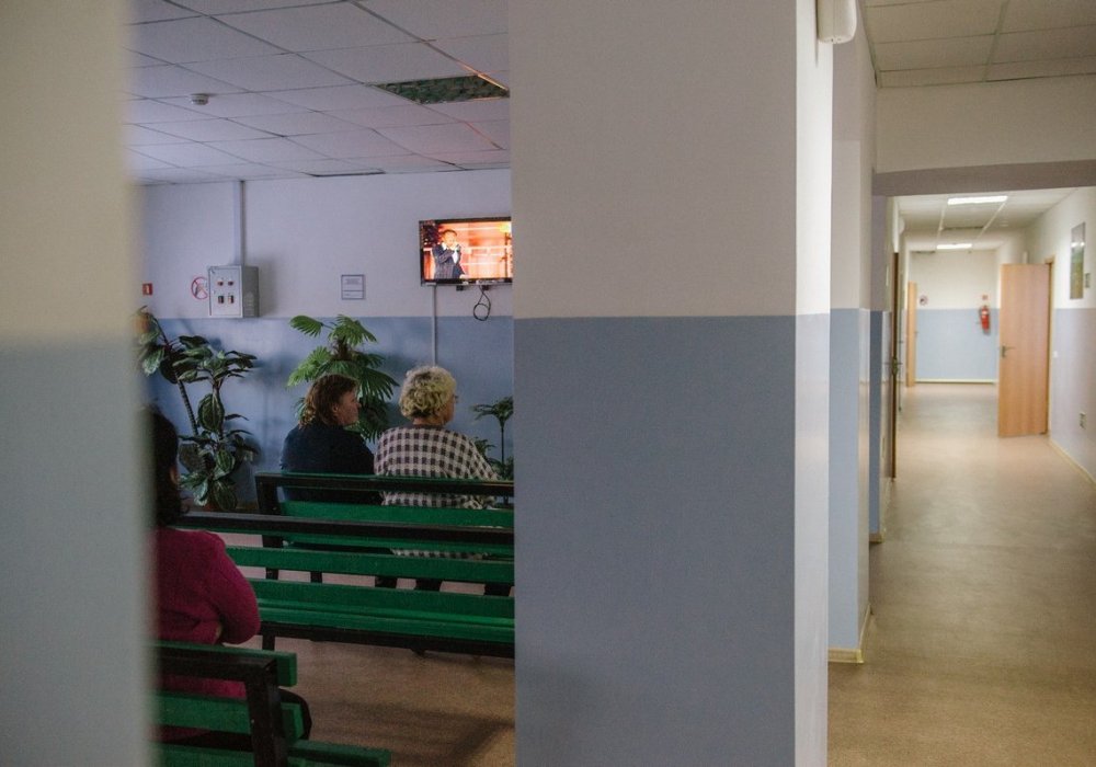 Сейчас на длительном пребывании находятся 198 человек, а всего учреждение рассчитано на 180 койко-мест. Но руководство центра уверяет, что при необходимости они готовы принять и больше.