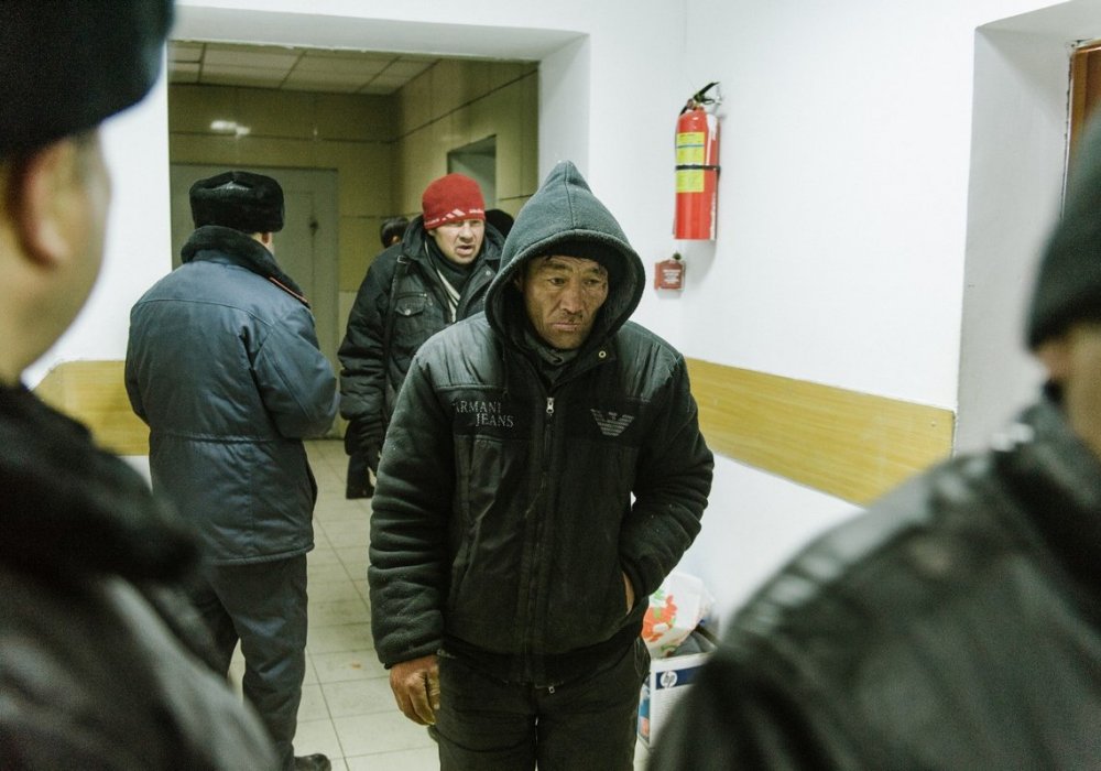 Судьбы у них похожие - приехали на заработки, оказались без денег, живут на улице.