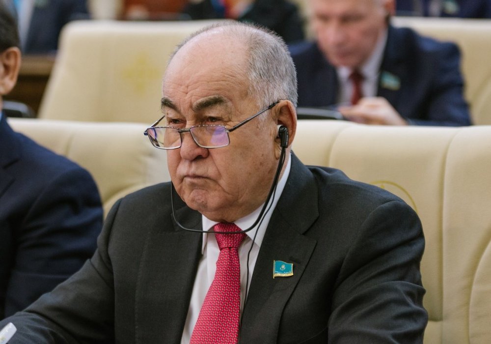 Глядя на выражение лица убежденного коммуниста Владислава Косарева, могло показаться, что он слушает выступления коллег с каким-то подозрением, но на самом деле он полностью разделяет их взгляды. "Я вспоминаю 1991 год, перед глазами проносятся первые дни нашей независимости... - пустился в воспоминания Косарев.