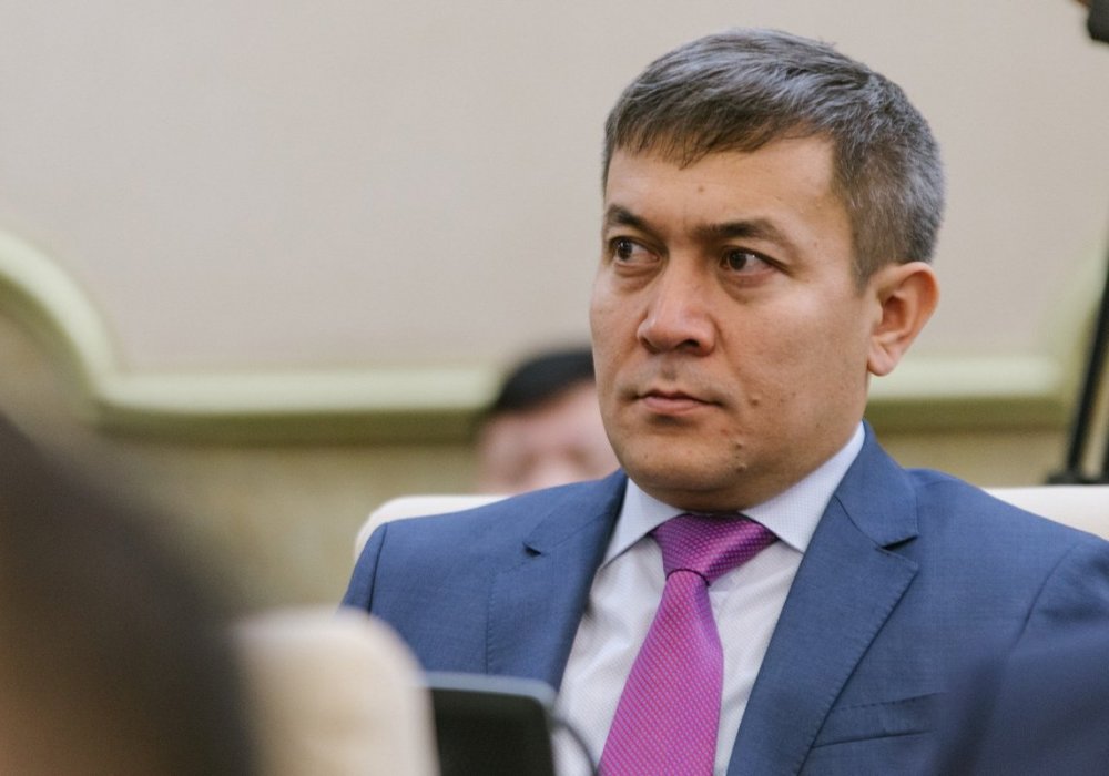 А может, пресс-секретарь Главы государства Айдос Укибай, который присутствовал на заседании.