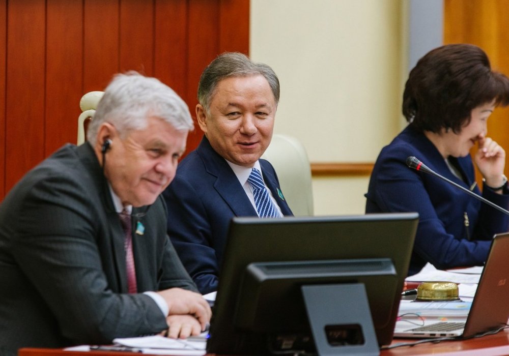 На ней парламентарии уже вели себя более непринужденно и даже как будто расслабленно.