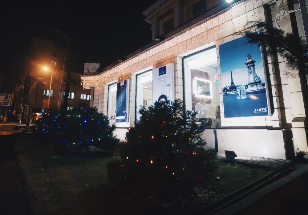 <p>Большое преимущество Алматы как города, находящегося близко к горам, - обилие хвойных деревьев в центре. Достаточно их украсить разноцветными лампочками. Фото Tengrinews©</p>