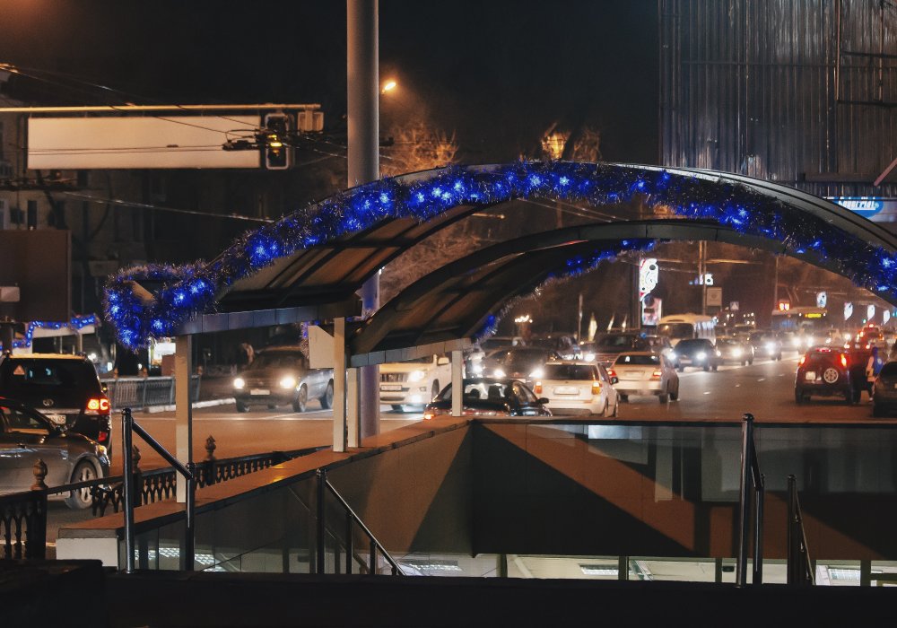 <p>В центре города даже такие второстепенные конструкции, как подземные переходы, подверглись работе оформителей. Фото Tengrinews©</p>