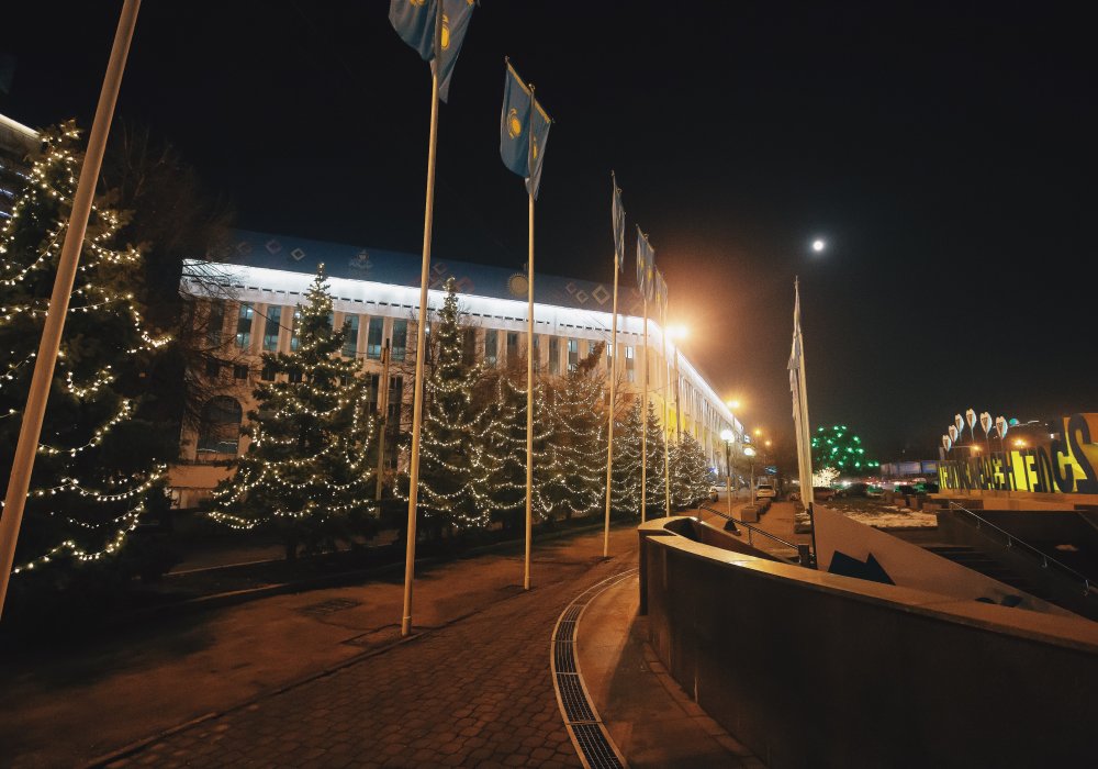 На главной площади города произрастают тянь-шаньские ели - один из традиционных символов Нового года. Фото Tengrinews©