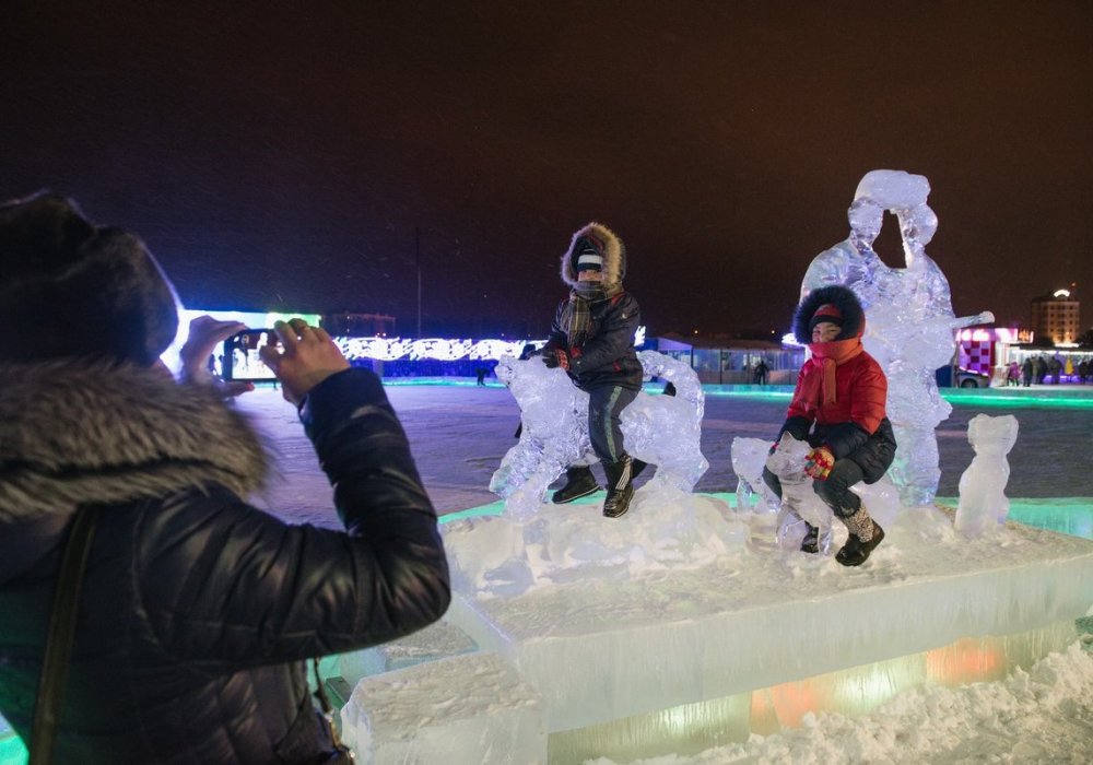 В выходные и праздничные дни в ледовых городках планируют проводить развлекательные программы, концерты, соревнования в различных видах спорта, ярмарки.