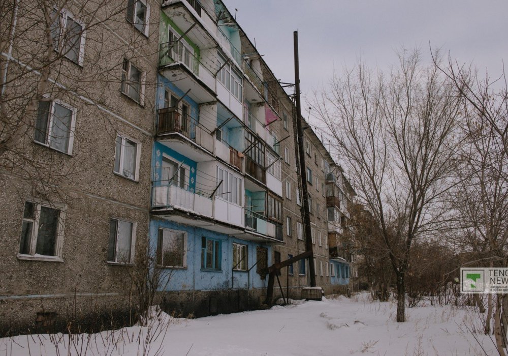 Отличительная черта поселка - печные трубы и зола.