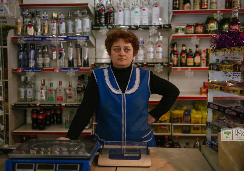 По словам продавца местного магазина, в Шахане основная проблема - отсутствие работы. Ирина получает в месяц 20 тысяч тенге. К слову, продавец является жильцом обрушившегося дома № 4.