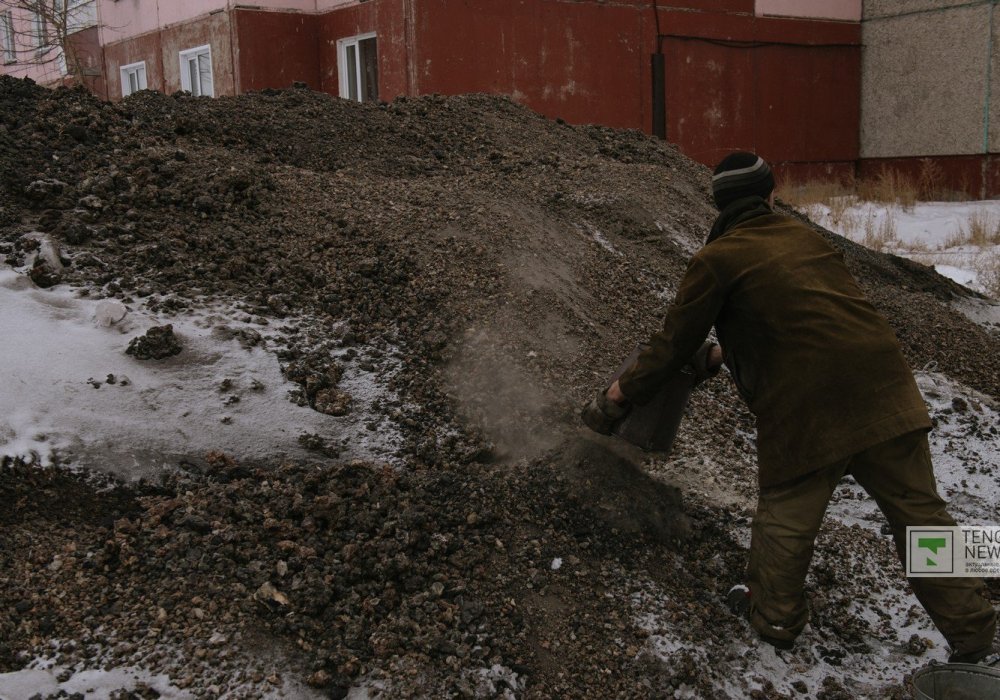Кучи золы есть во дворе каждого панельного дома. Будь мы детьми, верящими в сказки, надеялись бы увидеть здесь "Золушку". Вместо сказочной героини мы встречаем кочегара.