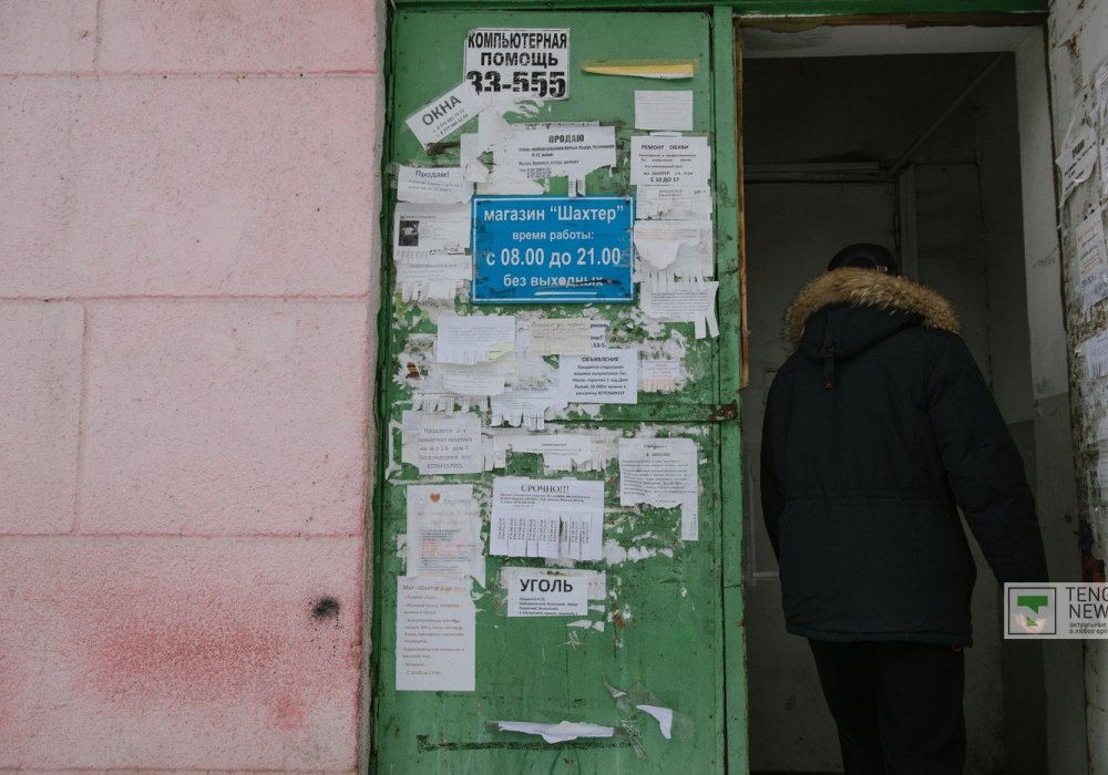 Работа на шахте "Тентекская" - чуть ли не единственное средство заработка в поселке. Наверное поэтому магазины предпочитают именовать в честь кормильцев.
