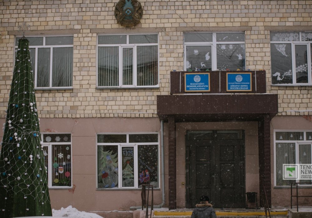 Акимат поселка Шахан. В эти дни тут кипит жизнь. Комиссии, прием и раздача гуманитарной помощи.