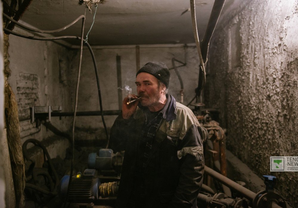 Эти кочегары получают в месяц около 30 тысяч тенге.