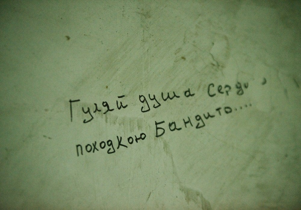 <p>Другая наша собеседница вспоминает, что когда-то это были образцовые дома, дворы и подъезды сверкали от чистоты. Сейчас, конечно, все иначе.</p>