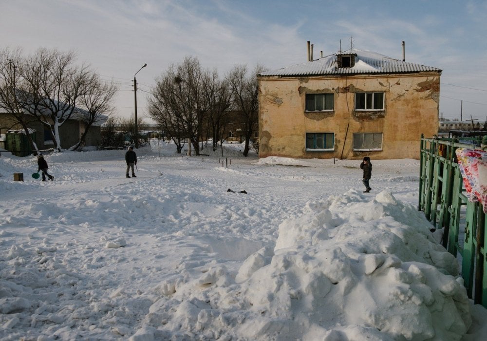 <p>Она живет с внуками в одной из ветхих двухэтажек 1968 года постройки, в которых нет отопления, квартиры согревают углем.</p>