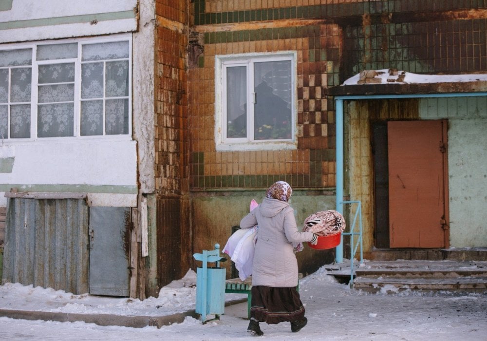 <p>Трагедия эта произошла в доме напротив. В этой аварийной пятиэтажке такие случаи не редкость. В октябре прошлого года в этом доме от угарного газа погибли сразу три ребенка.</p>