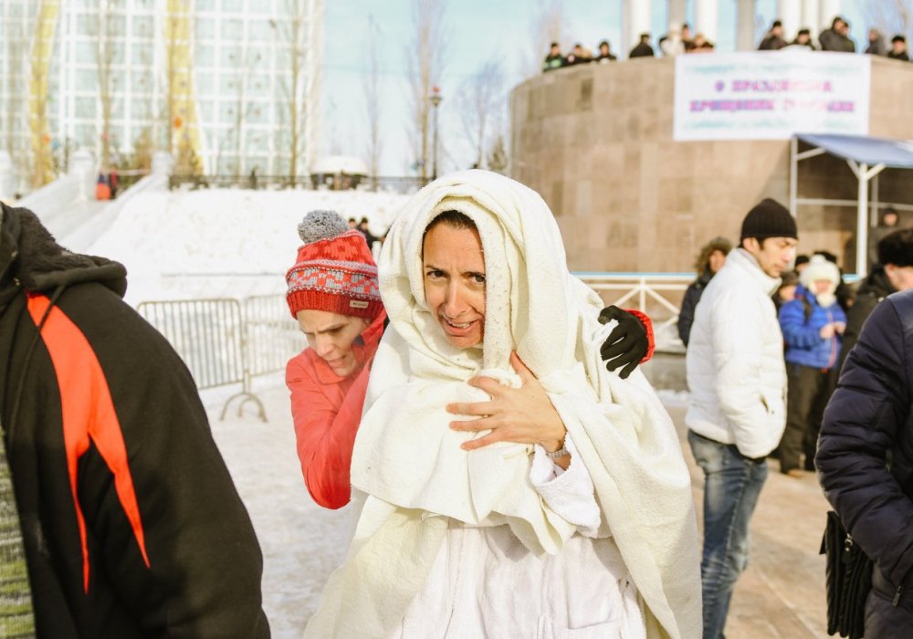 <p>Как рассказала одна из испанок (сама не ныряла, но снимала подруг на телефон), она преподает в Евразийском национальном университете и каждый год приходит сюда, чтобы поснимать на камеру своих смелых подруг.</p>