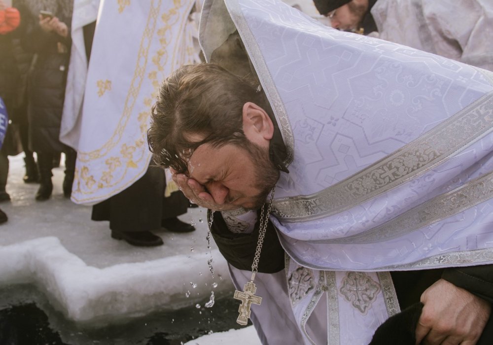 Освященная вода особо почитается у христиан.