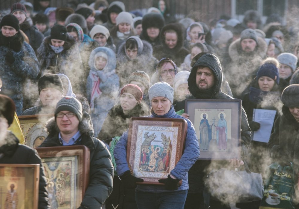 <p>"Это добрая традиция. Вода - это источник всей жизни, и поскольку в этот день Христос вошел в воды Иордана - той реки, которая давала жизнь всей Палестине, также символично совершать это в любом селении", - рассказывает протоиерей Дмитрий из Успенского кафедрального собора.</p>