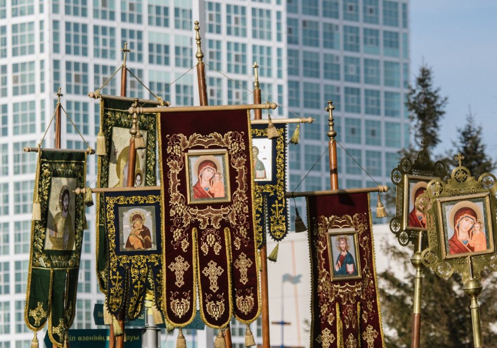 <p>Финишировал крестный ход на льду Ишима в несколько сотен метров от купающихся в проруби.</p>