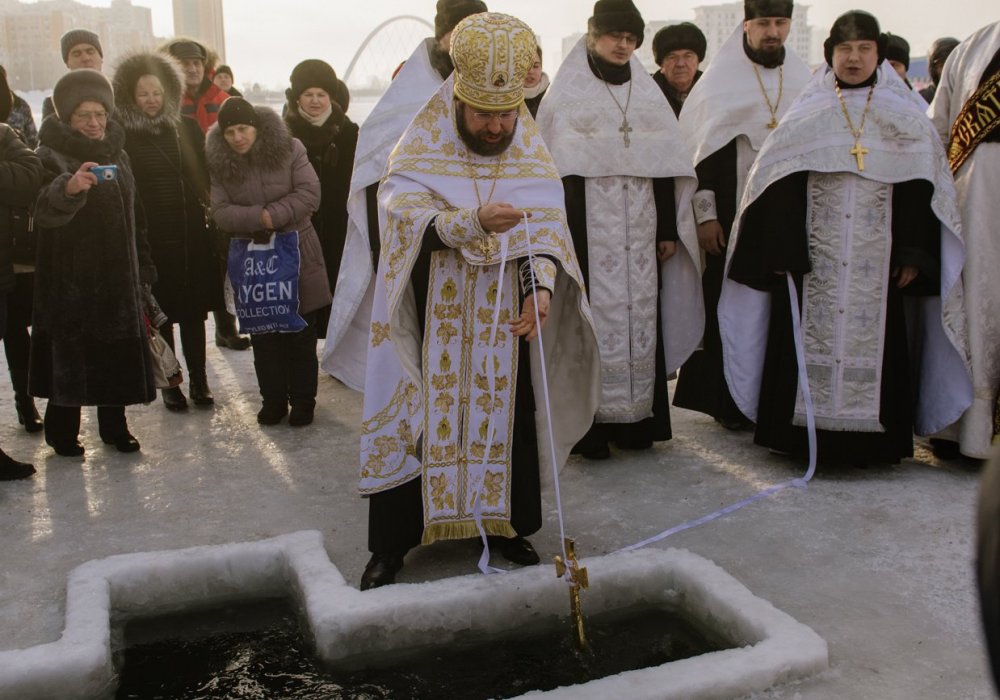 <p>По церковному календарю сегодняшний день называется Днем святого богоявления.</p>
