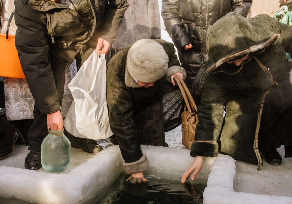 <p>"Для христиан это святыня, через которую Бог дает нам особую благодать, которая нас укрепляет, исцеляет от болезней, если мы с молитвой, верой эту воду принимаем и относимся к ней, как к святыне, господь великие чудеса творит по вере человека", - говорит священник.</p>