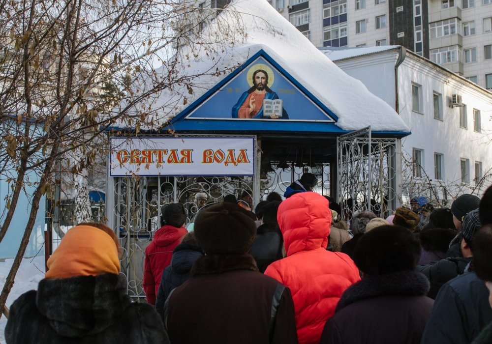 <p>"Поэтому все с благоговением эту водичку набирают, хранят ее в своих домах, для каких-то экстренных случаев", - отмечает протоиерей Дмитрий.</p>