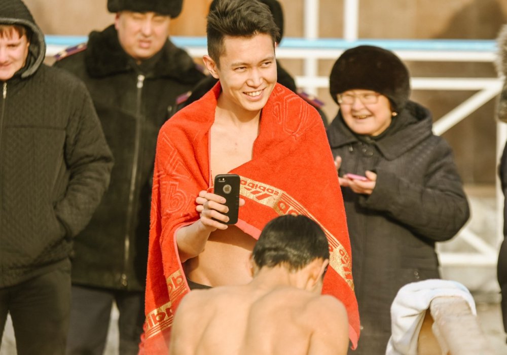 <p>Они ныряли, не забывая делать селфи и снимать друг друга на камеру</p>