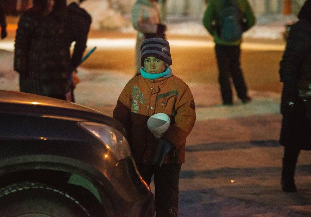 Несмотря на экстремально низкую температуру, возле мест скопления людей просят подаяние грязные и неряшливо одетые дети.