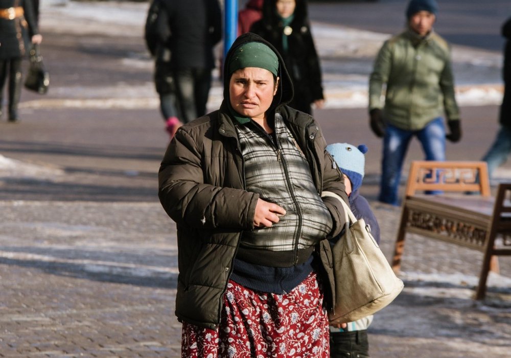 На вопрос "где ваша мама?" все ребята указывают на вот эту женщину.