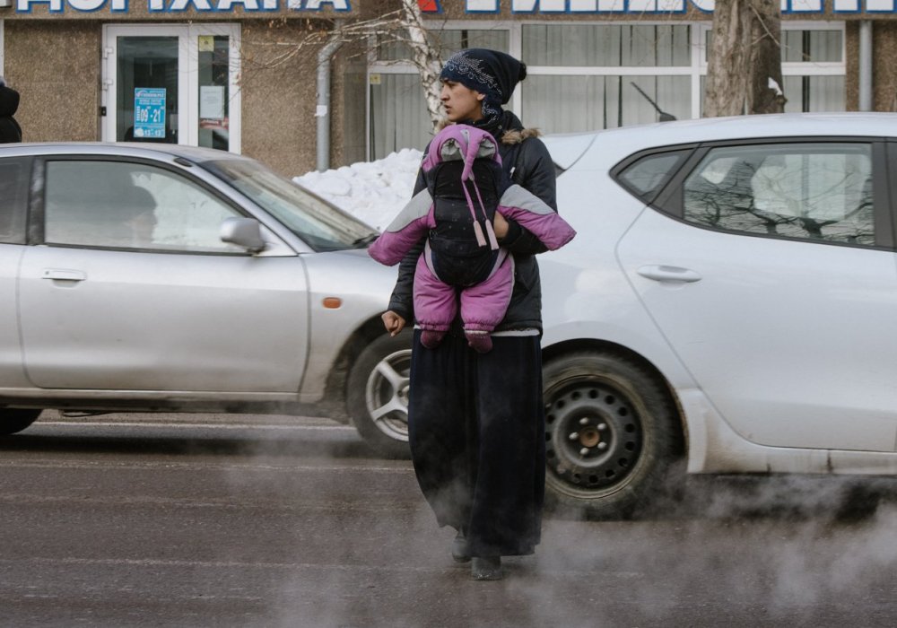 "То есть по третьей части статьи их сначала административно арестовывают до пяти суток, а после ареста к ним уже применяется выдворение. Но к таким людям, как правило, арест не применяется, потому что согласно тому же Административному кодексу, арест в отношении лиц, имеющих несовершеннолетних детей на попечительстве, применяться не может. Соответственно по этой части статьи их привлечь не можем, потому что идет противоречие", - говорит старший инспектор отдела местной полицейской службы.