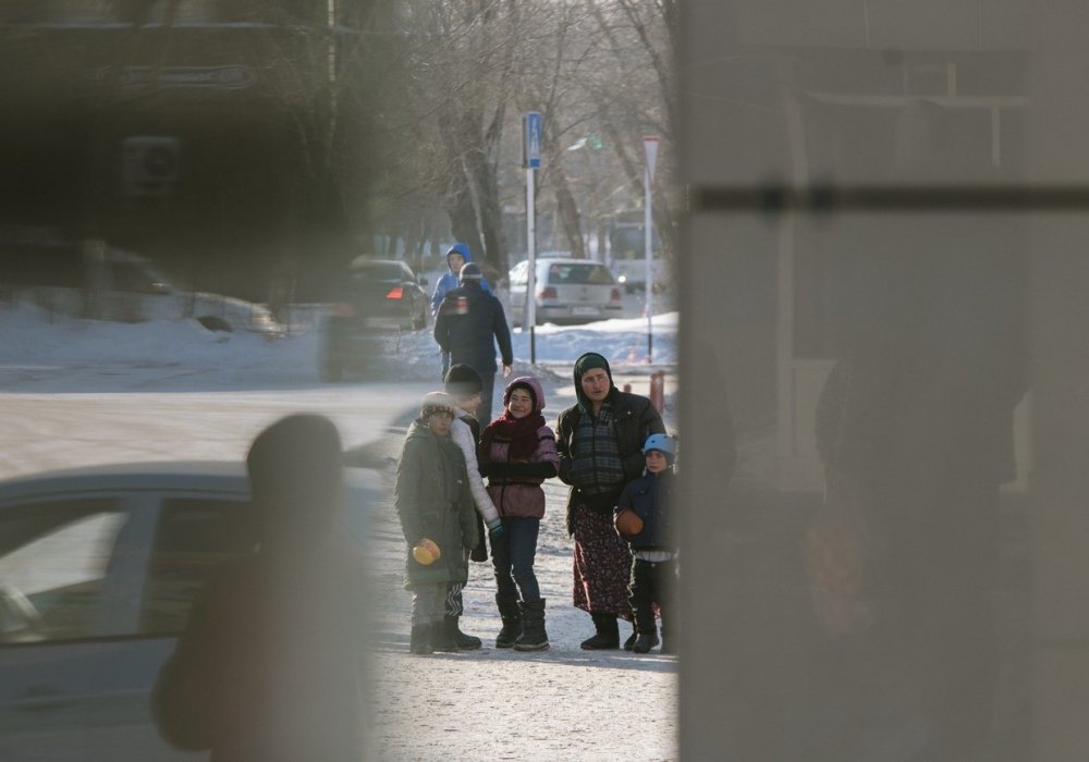 Он пояснил, что в статье 449 "Приставание в общественных местах" три части. По первой части предусматривается взыскание в виде штрафа 5 МРП, при повторном нарушении - штраф 10 МРП либо административный арест до пяти суток. Третья часть относится к иностранным гражданам или лицам без гражданства. По ней предусмотрен арест с последующим выдворением за пределы Казахстана.