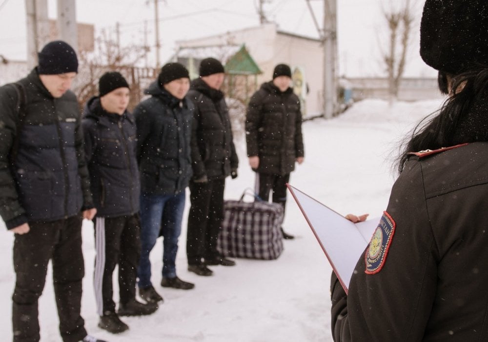 А еще бывает, что потерпевшие не прощают виновных, даже если он 5-6 лет сидит. Они говорят, мол, нам же не вернуть сына, мужа или мать. Но бывают и такие потерпевшие, которые прощают, говорят, оттого, что он там сидит, человека ведь не вернешь", - рассказывает начальник отдела по воспитательной работе.