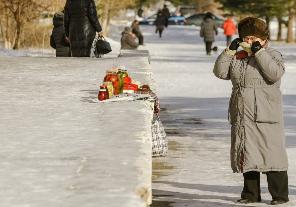 <p>Но вернемся на улицы Степногорска. Как и в других городах, здесь можно заметить людей, торгующих соленьями и другими заготовками домашнего производства.</p>