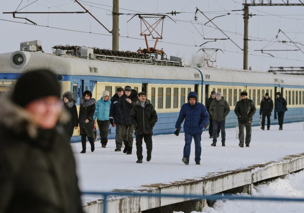 <p>Как и в советское время, эти поезда возят людей на завод и обратно. Все главные производства Степногорска находятся за городом.</p>