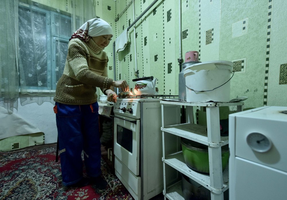 <p>В 4.00 утра готовит себе завтрак и обед. В воскресенье отдыхает, но когда на улице снег, то выходит на работу.</p>