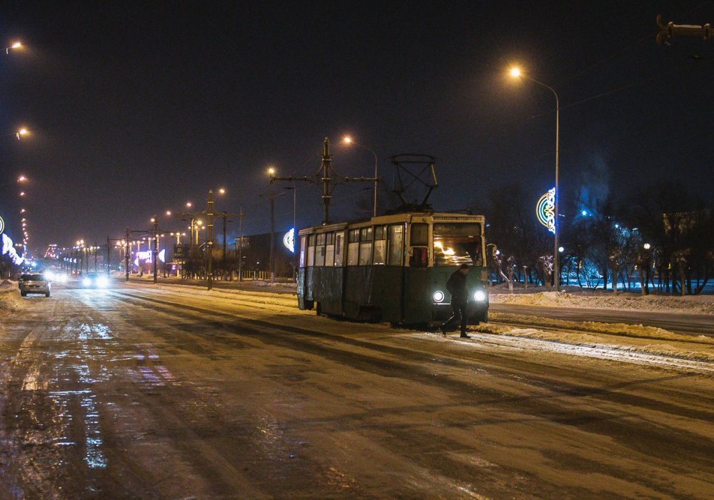 В Темиртау все ему нравится, разве что, говорит, люди в последнее время стали немного грустными.