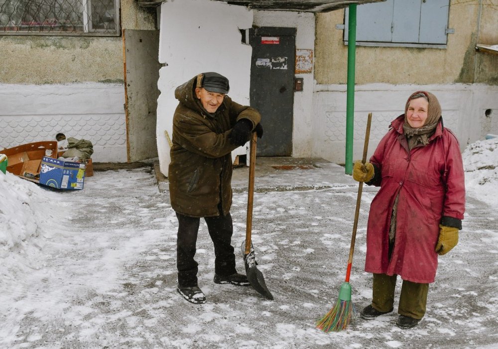 <p>Ранним утром берутся за свой инвентарь дворники. Среди них пенсионерка Галина Николаевна Серебрякова.</p>