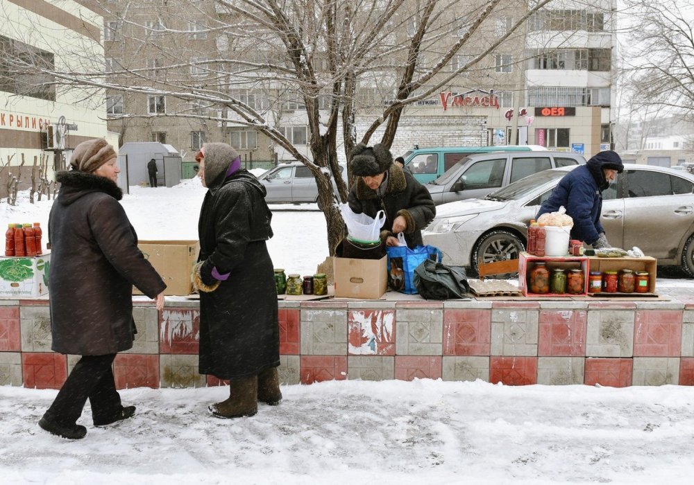 <p>Работающих пенсионеров в Экибастузе немало. Например, на этом рынке торгуют дачники. У некоторых из них производство солений на продажу поставлено на поток. Бывает, что иные бабушка с дедушкой содержат до трех дач, проводя на них все свое время. Себя местные бабушки называют бабочками.</p>