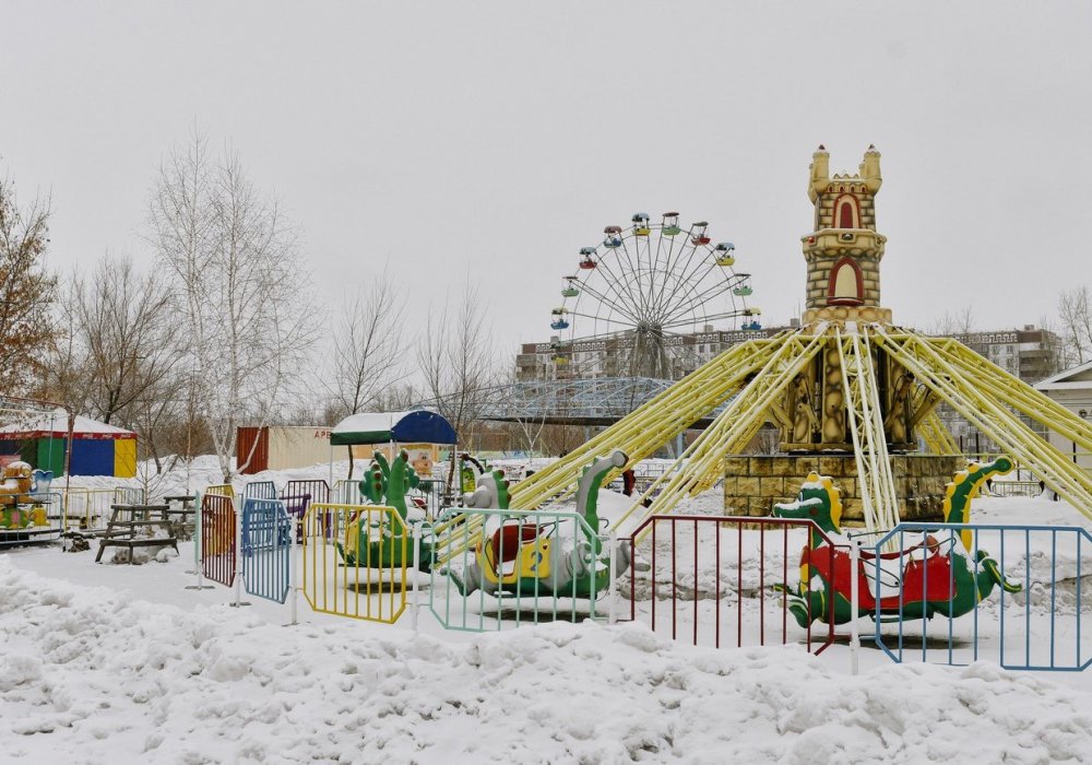 <p>В городском парке Экибастуза немноголюдно. Аттракционы закрыты на зиму. Лишь изредка встречаются случайные прохожие.</p>