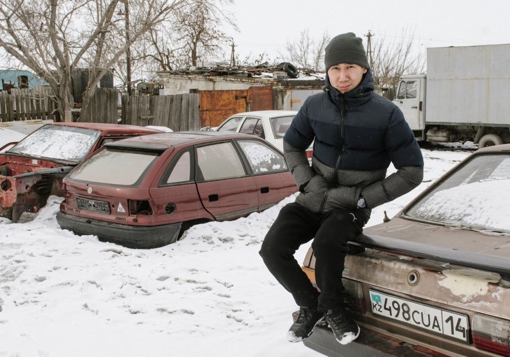 "Я создал отряд тимуровцев, и вот мы ходим помогаем многодетной семье, где-то дрова наколоть, где-то по дому лампочки поменять, к пенсионерке, вот, приходили снег убирать, на Новый год в детский дом заезжали, детей поздравляли", - рассказывает молодой человек.