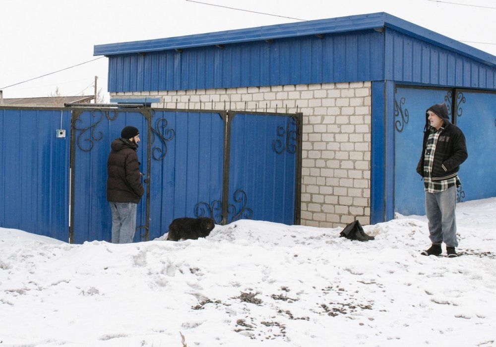 "Вообще Нахаловка - это цыганское название. Оно означает бронь. Раньше здесь беспредел был, все боялись. Представляешь, 300 семей цыган было, и у всех по пять-десять сыновей. Чисто между собой они тут резались, стрелялись, когда пьянка-гулянка, и люди поэтому боялись. Вот, может быть, как десять лет, как все здесь успокоилось более менее. Поразъехались многие, многие поумирали от наркомании", - рассказывает цыган Николай (на фото слева). Позировать для фото он посчитал лишним.