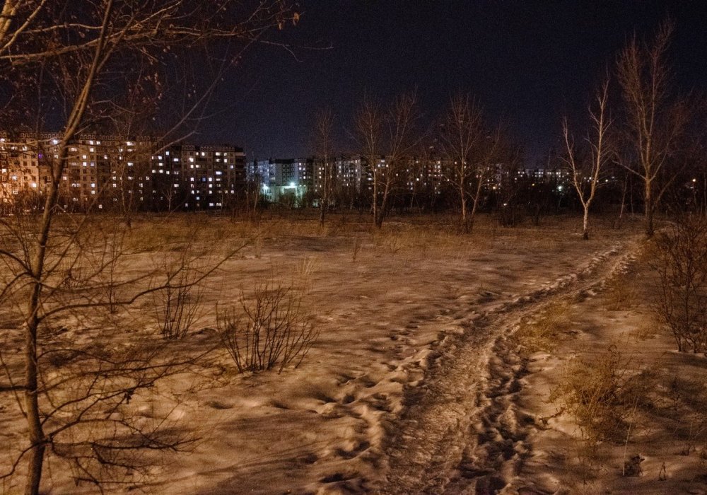 В Экибастузе наступает вечер. Неподалеку от городского парка в небольшой звукозаписывающей студии собирается молодежь.