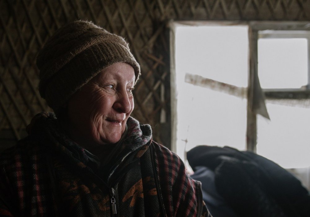 Но в то же время женщина говорит, что уголь ей все-таки привозят. А то, что печка в ее доме топится и днем, подтверждают соседи.