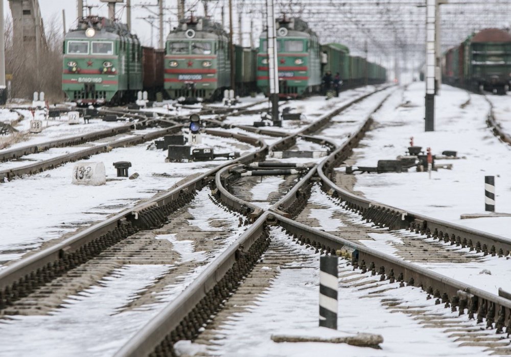 Поселок Нахаловка примыкает к железной дороге. Помощник машиниста электровоза Тимур рассказывает нам о прелестях своей работы и тут же на ходу читает рэп собственного сочинения.